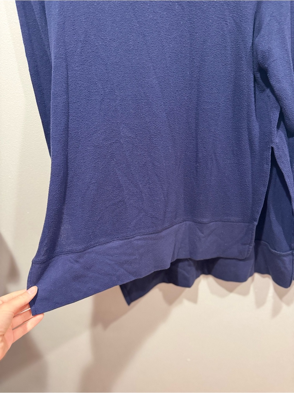 ALO Yoga Navy Relaxed Lightweight Crewneck - Picture 5 of 7